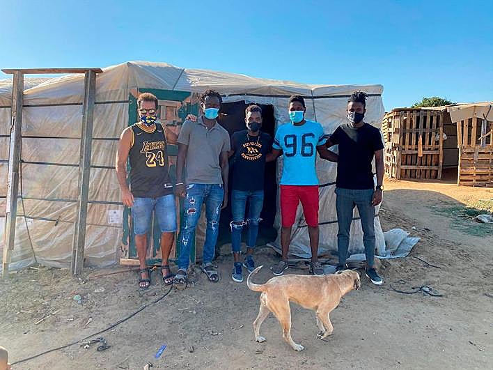 Juan Guillermo (izqda.), junto a varios temporeros africanos.