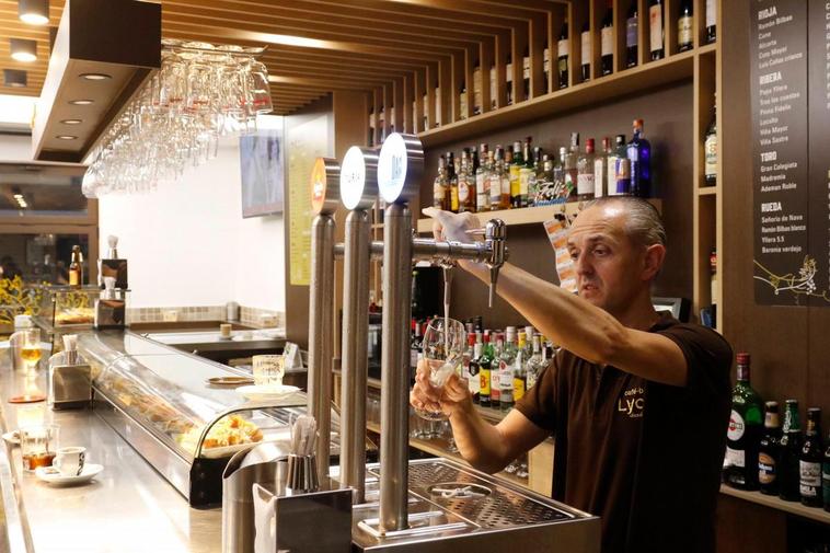 José Luis Pérez sirve una caña en su bar antes de la pandemia.