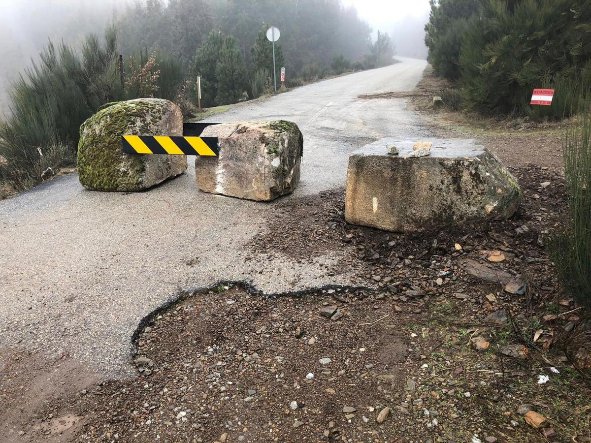 Bloque con grandes piedras de la carretera que comunica Navasfrías con Portugal.