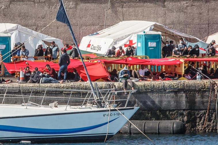 Varios inmigrantes en el Muelle de Arguineguín, en Gran Canaria