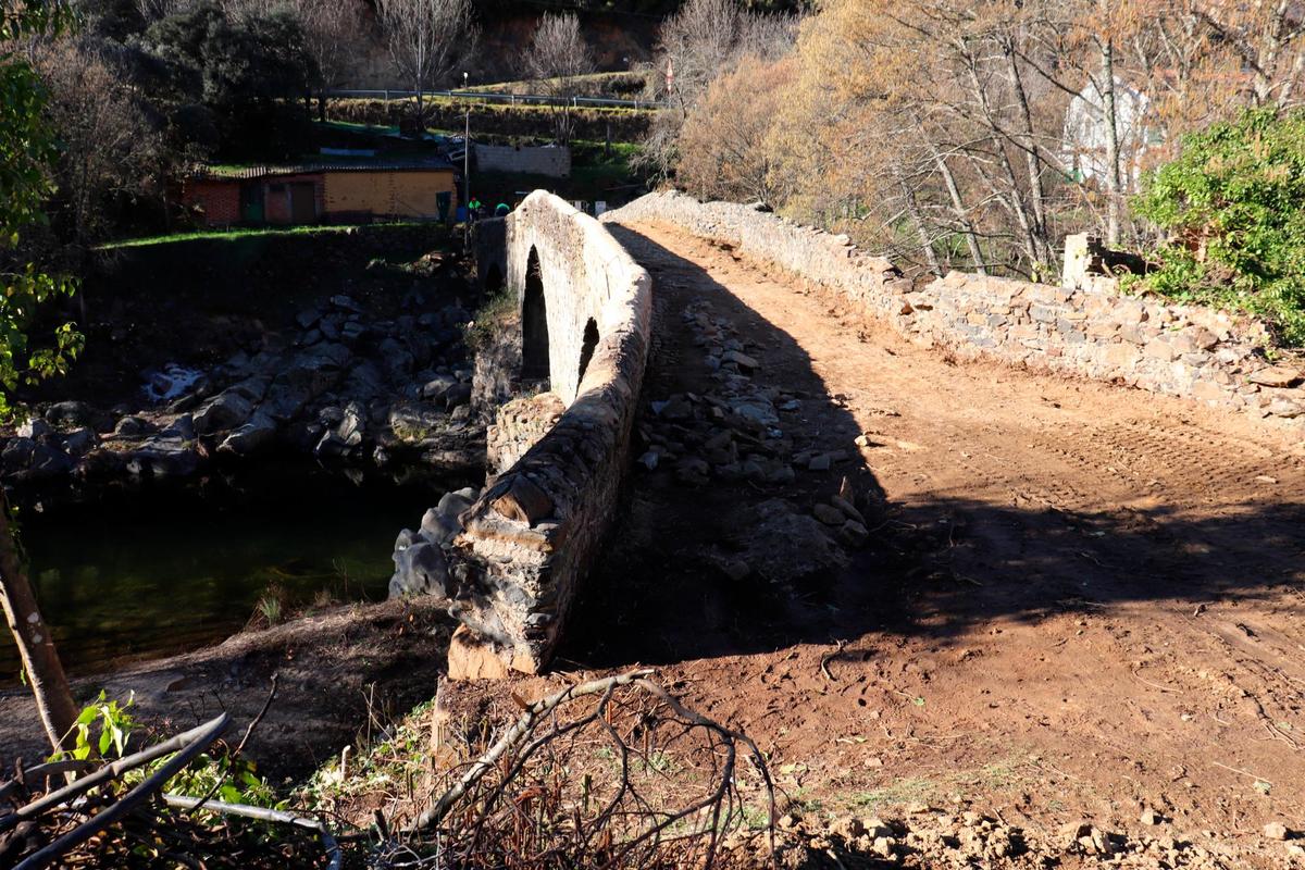 Imagen de las obras del puente desde la parte de Santibáñez de la Sierra