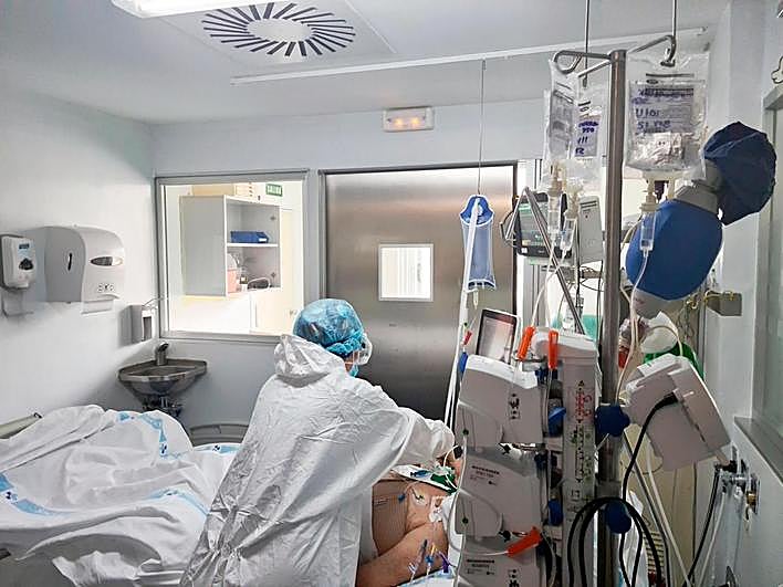 Atención a un paciente en la UCI del Hospital de Salamanca.