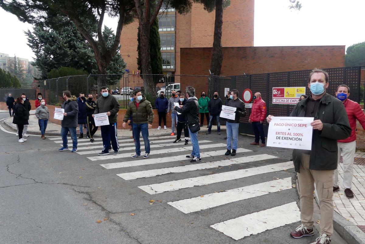 Empresarios del ocio nocturno protestan frente a la Oficina de Empleo de Salamanca.