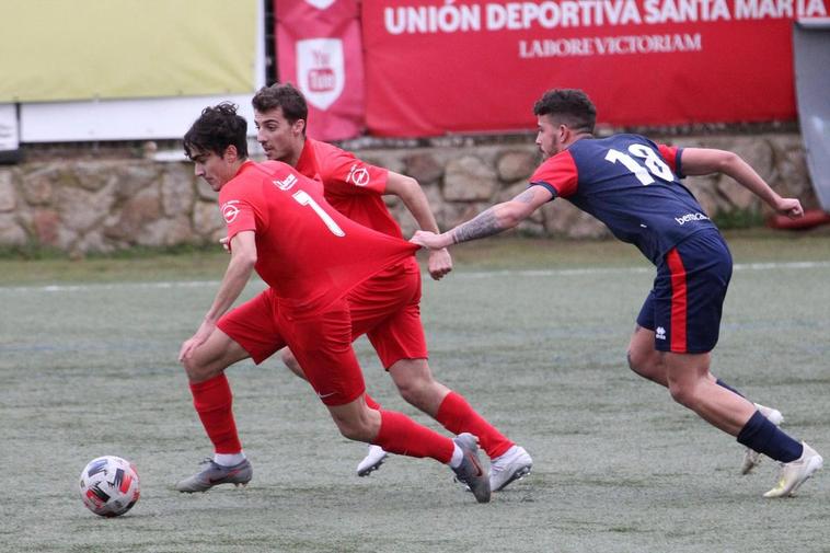 Martiña es agarrado de la camiseta por un rival.