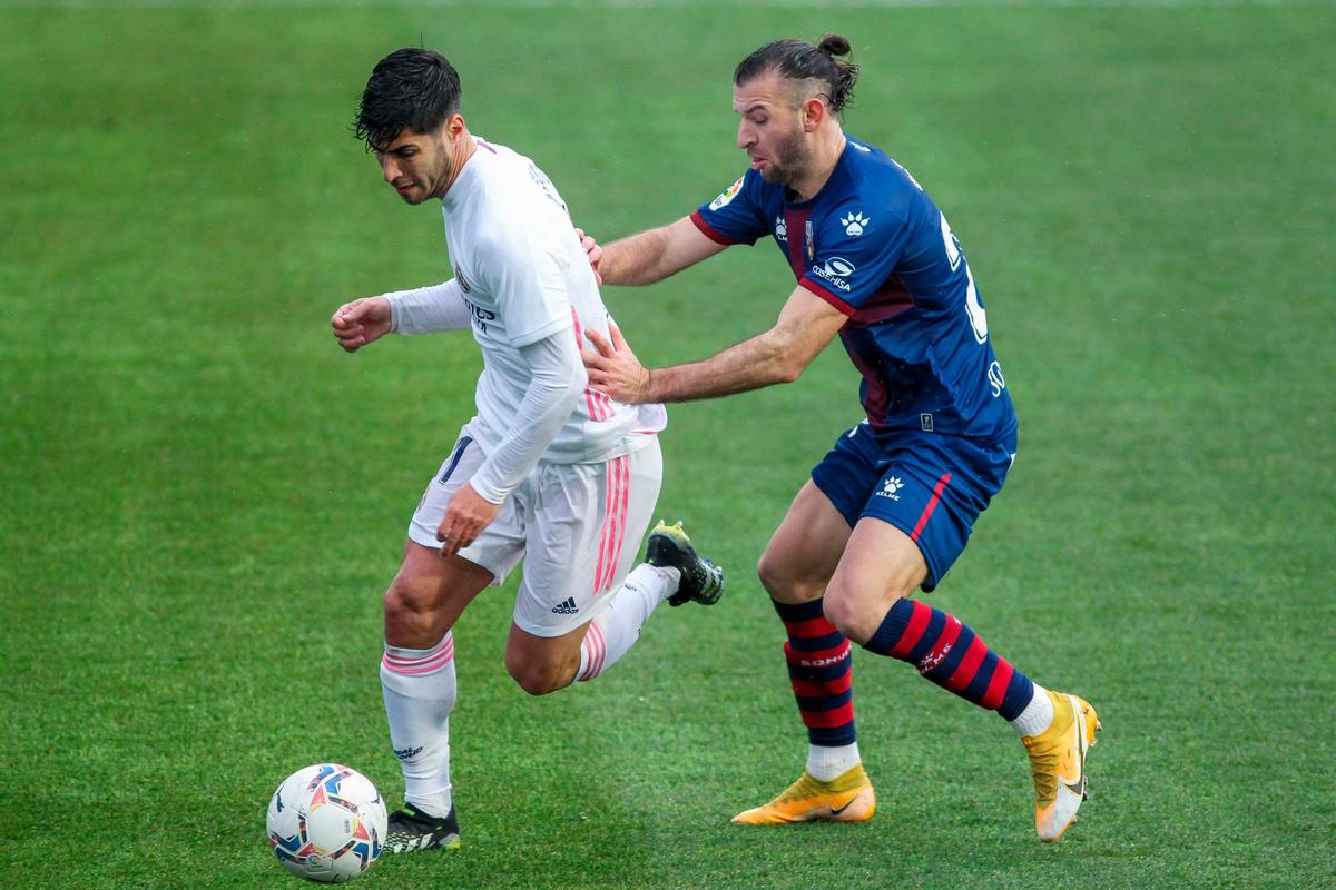 Asensio con el esférico ante Gaston Silva.