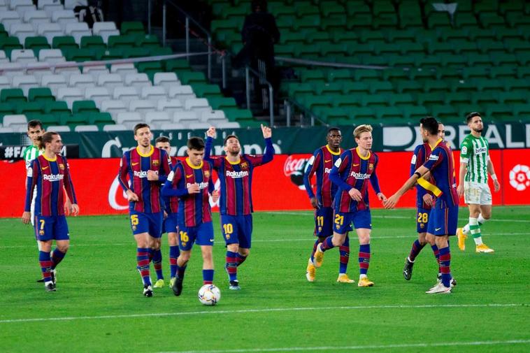 Los jugadores del Barça celebran el gol de Messi.