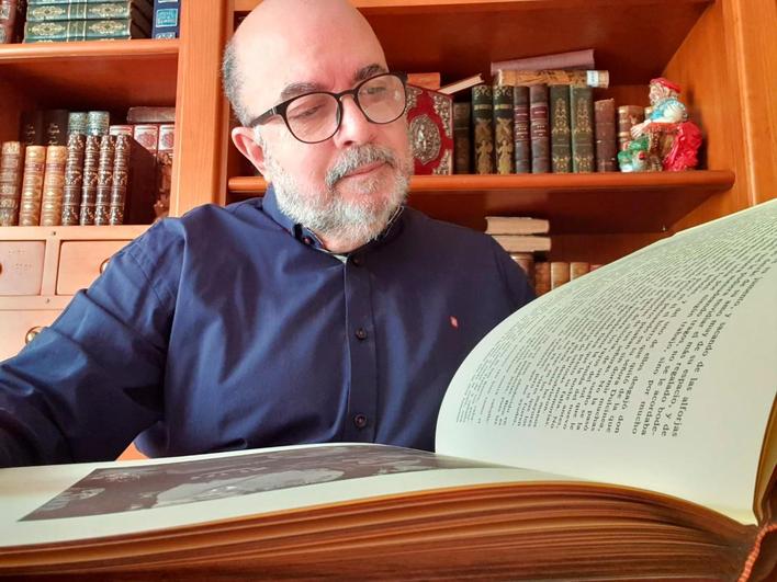 Manuel Belda leyendo uno de sus magníficos ejemplares.