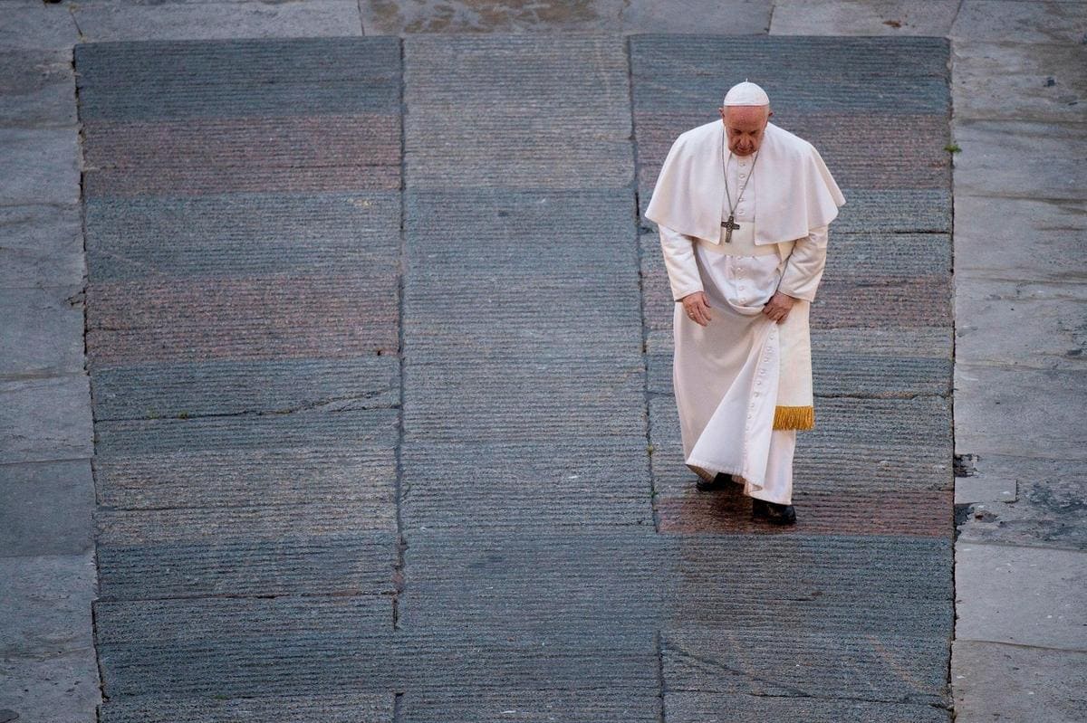 El Papa Francisco pasea por el Vaticano