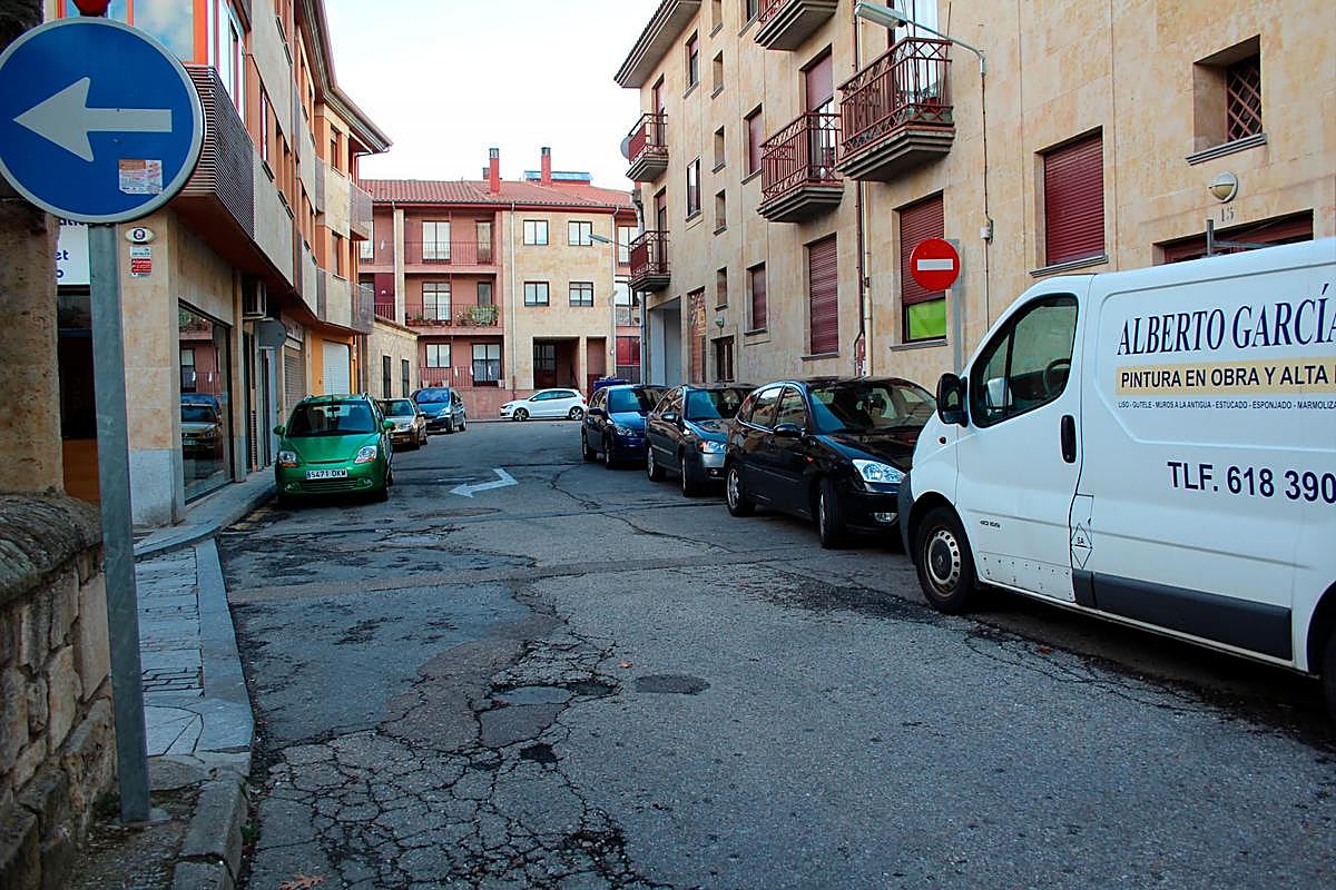 Bloques de edificios en una calle de Villamayor.