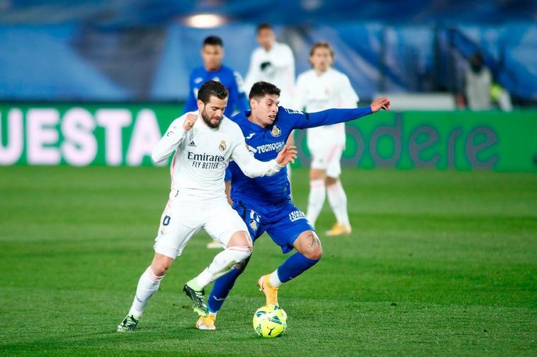 Nacho pugna por el balón con Olivera.