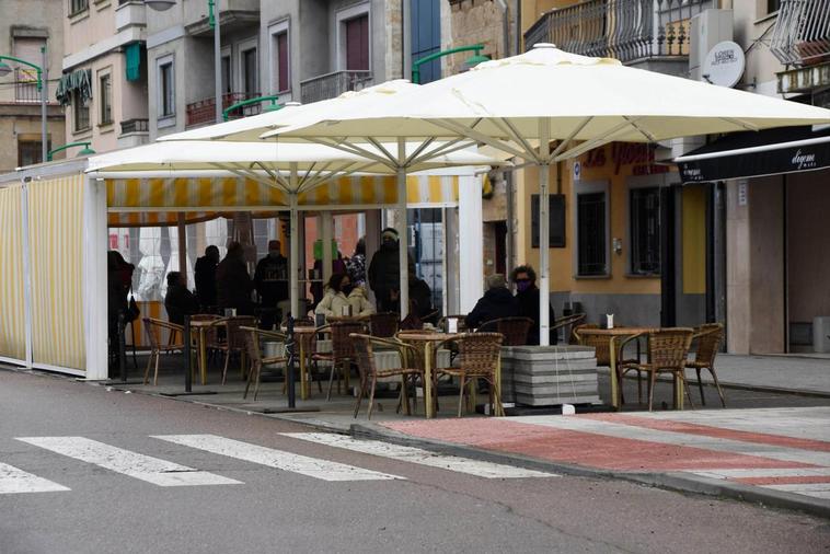 Una de las pocas terrazas hosteleras abiertas ayer de nuevo en Ciudad Rodrigo.