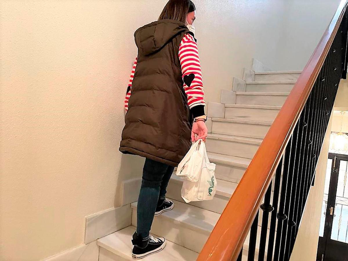 Lourdes Vaquero, una de las voluntarias, con la bolsa de la farmacia.