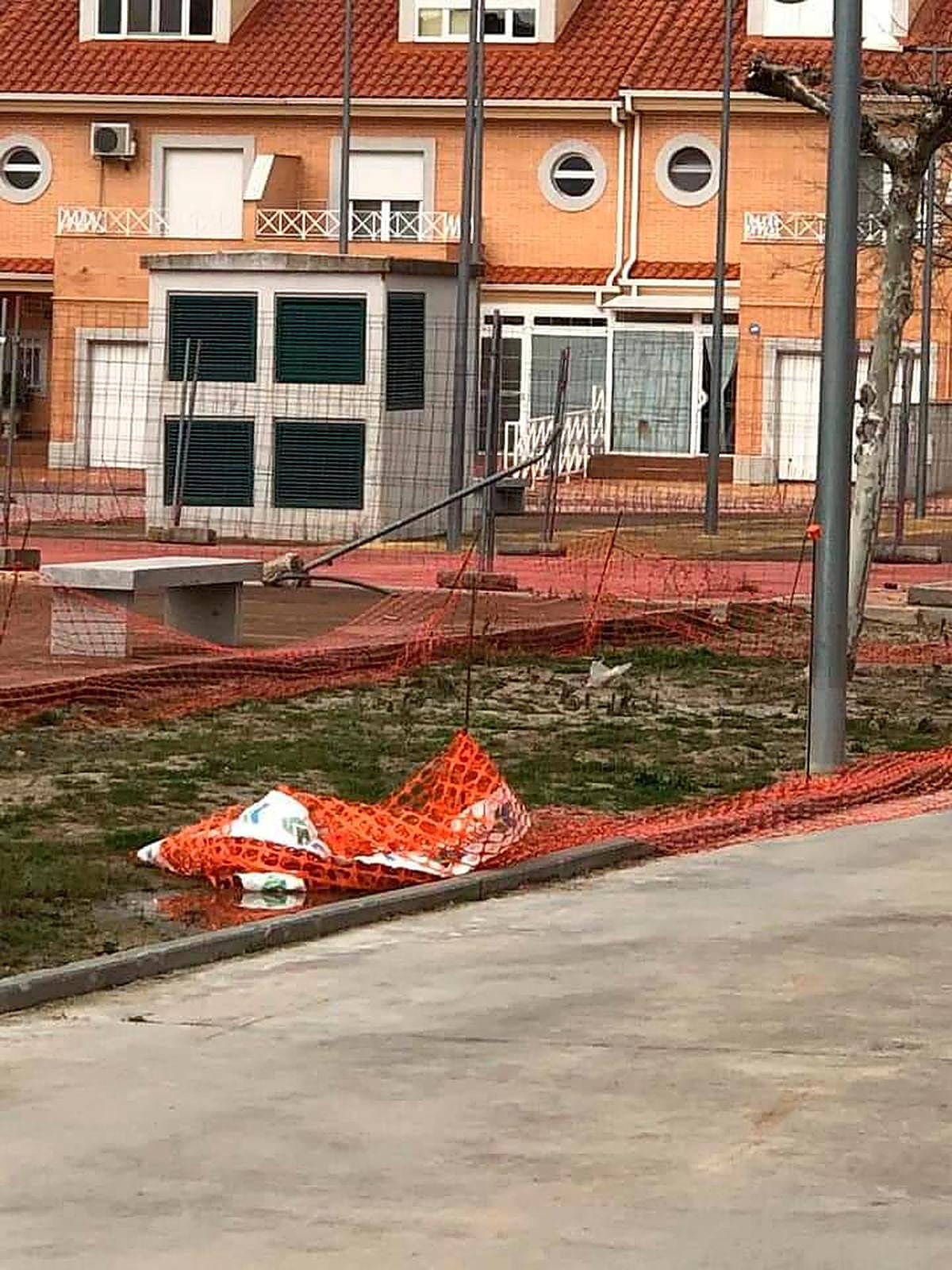 Vallas caídas y mallas por el suelo en la plaza de las Culturas.