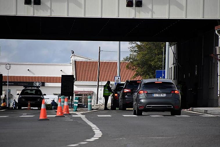 Control de entrada en Portugal en la frontera entre Fuentes de Oñoro y Vilar Formoso.