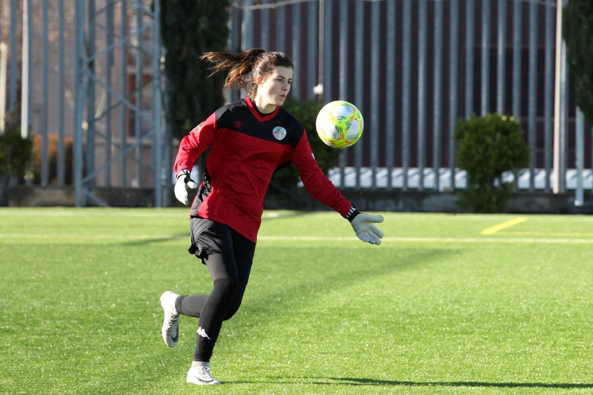 Laura Benito realizando un saque en largo en un choque en el Del Bosque.