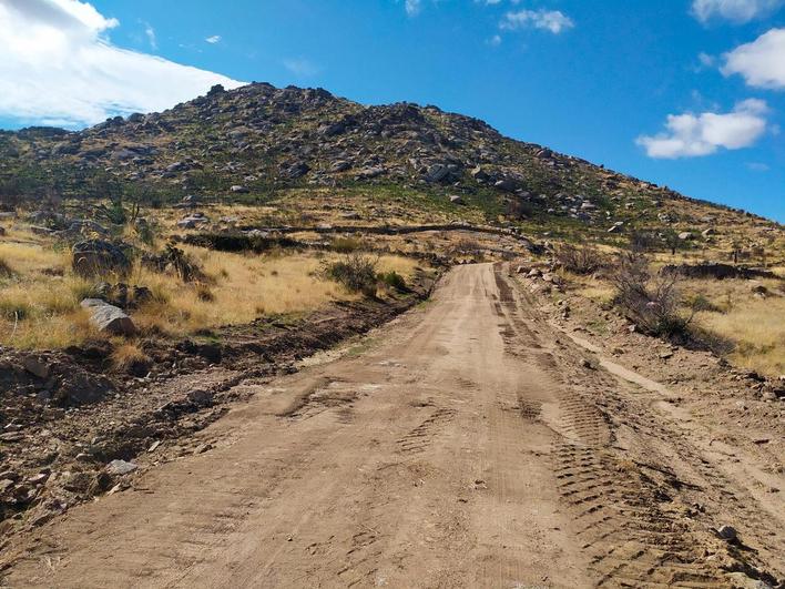 Imagen de uno de los caminos de concentración ya trazado con El Berrueco al fondo.