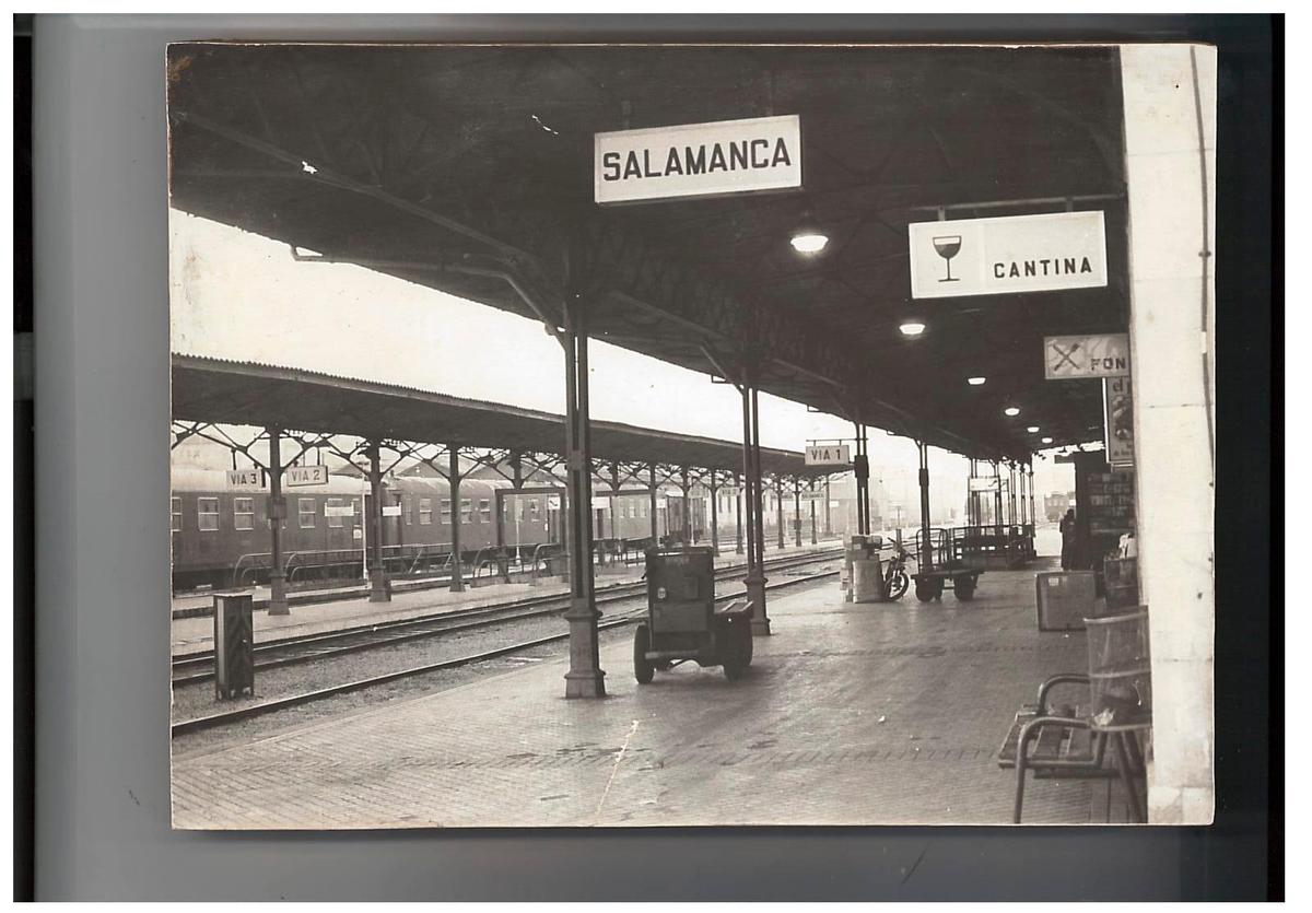 Andenes de la estación salmantina con la cantina. | JAVIER MOLINA