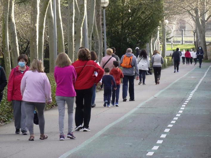 Salmantinos paseando por una calle de Salamanca.