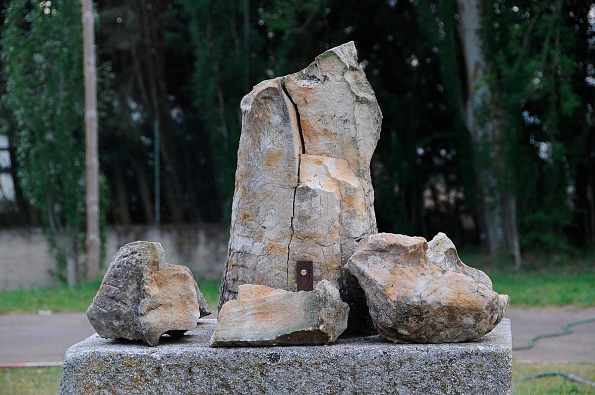 En 2013 la escultura de Venancio Blanco ya estaba rota y dividida en al menos seis trozos.