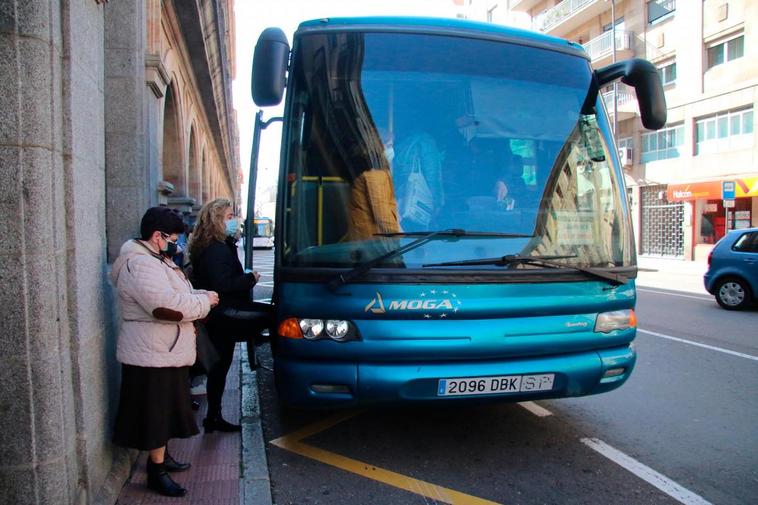 Los pasajeros subiendo al autobús que llega de Terradillos.