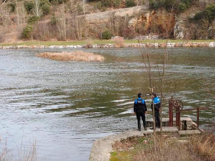 Miembros de la Policía Local en la zona donde ha desaparecido el joven.