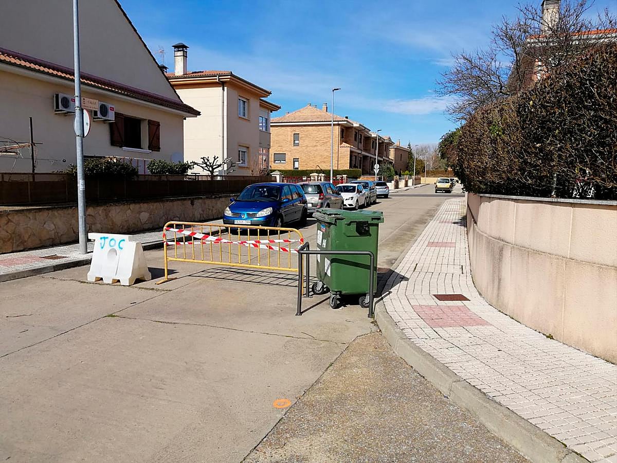 Obstáculos que tienen que sortear los vecinos para acceder a los garajes .