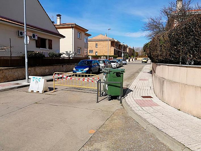 Obstáculos que tienen que sortear los vecinos para acceder a los garajes .