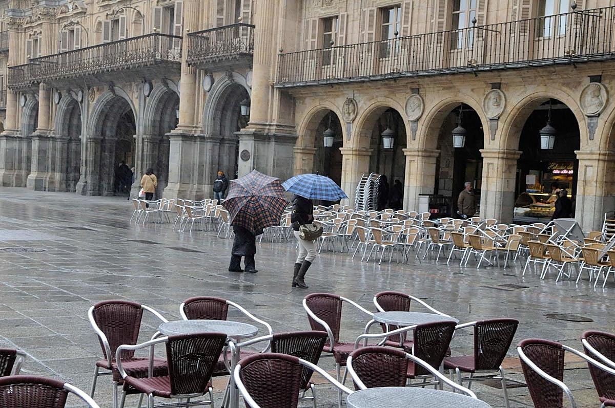 Viento y lluvias en la Plaza Mayor.