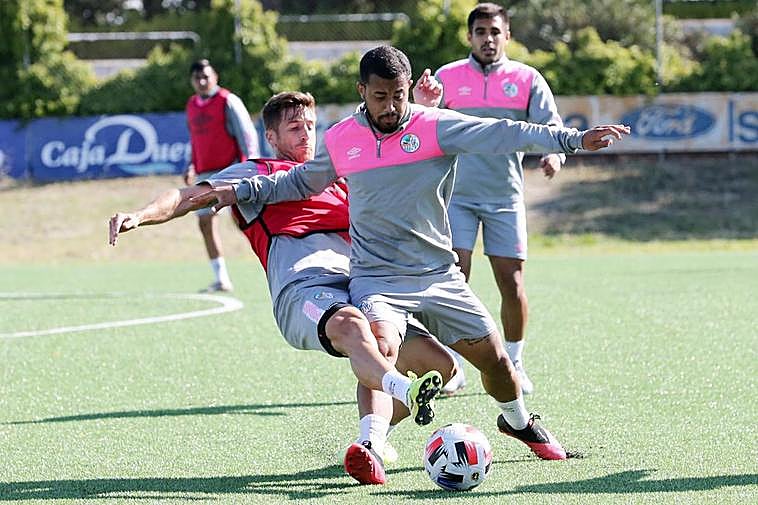 Owen Falconis presionado por Fer Llorente durante una de sus últimas sesiones con el Salamanca UDS.