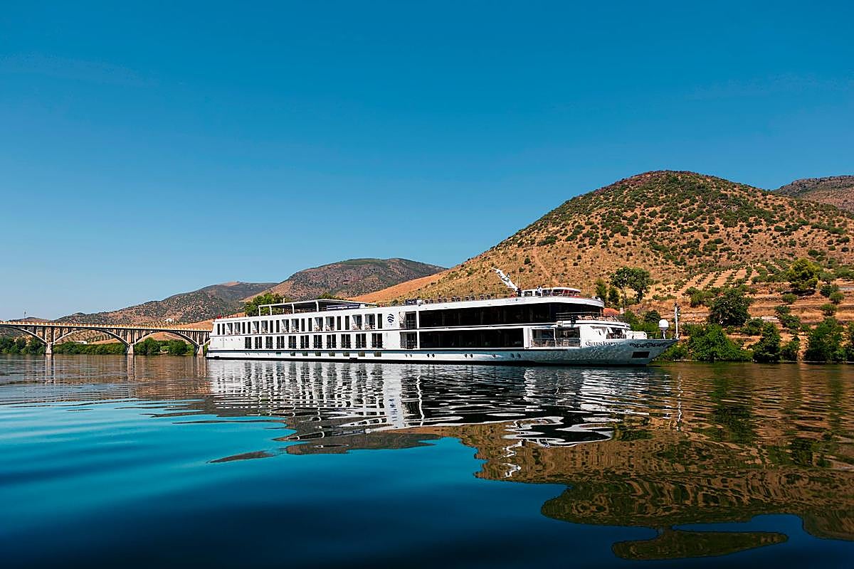 Barco de CroisiEurope en su navegación por el Duero. I ARCHIVO