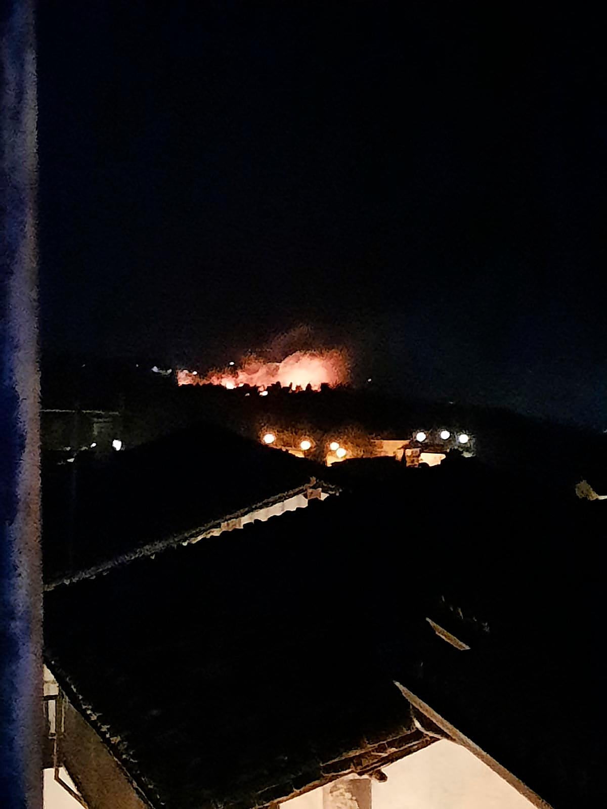 Imagen del incendio en una imagen tomada desde Candelario.