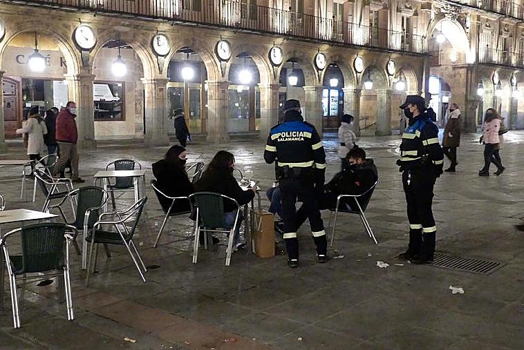 Una patrulla de la Policía local pidiendo documentación en la Plaza Mayor