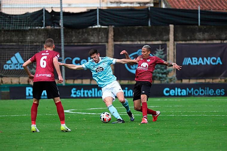 El mexicano Puma Chávez presiona a un rival en Barreiro.
