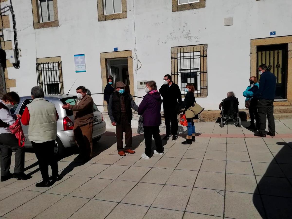 Dependientes y familiares esperando su turno de vacunación en el consultorio de Aldea del Obispo.