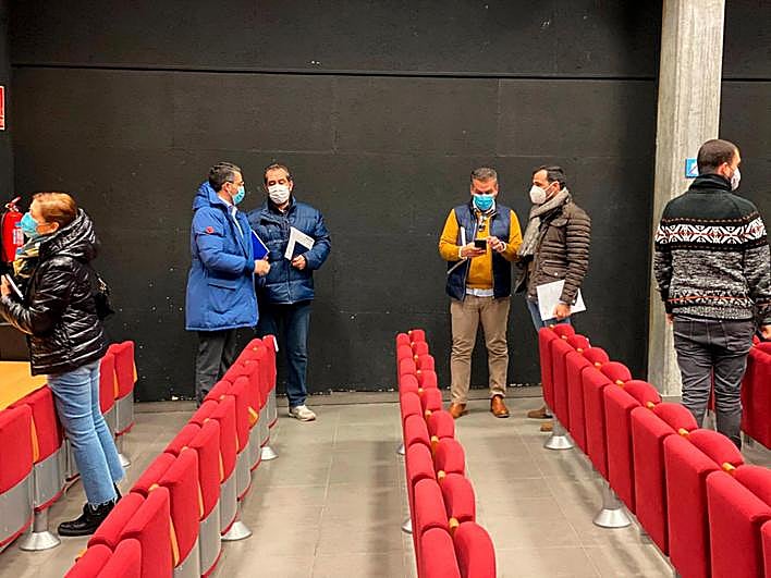 Alcalde y concejales conversan tras el pleno extraordinario celebrado en la Casa de la Cultura.