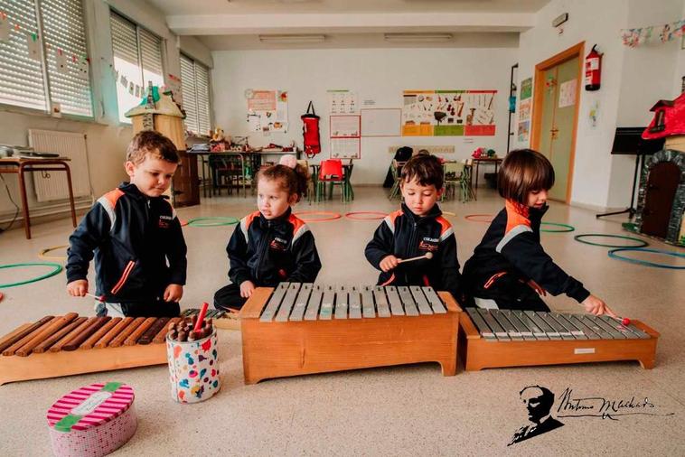 Varios niños en el colegio Antonio Machado