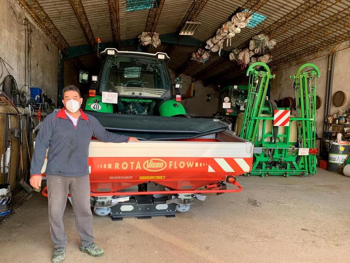 Fulgen Juanes, agricultor de San Cristóbal de la Cuesta, junto a su tractor.