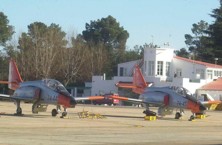 Dos aviones caza en la base de Matacán.