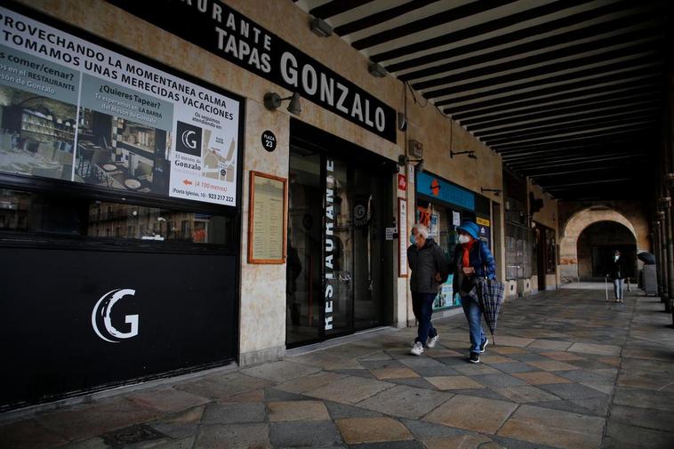 Un bar cerrado en la Plaza Mayor.