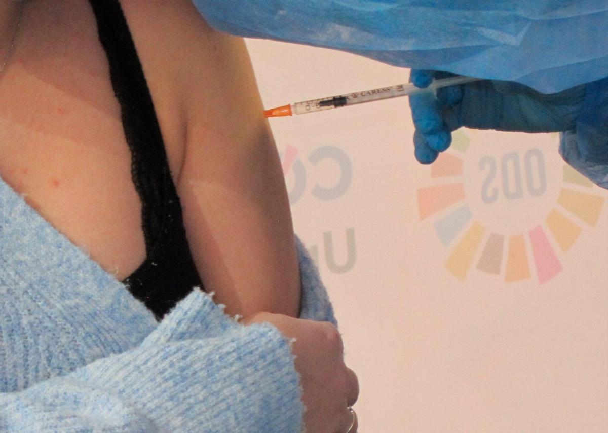 Un sanitario recibe la vacuna del COVID