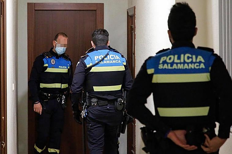 Imagen de archivo de la Policía Local en una intervención en un piso.