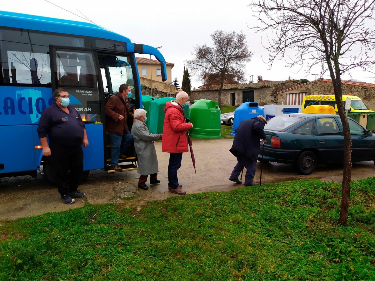 Vecinos de Bercimuelle bajan de un autobús