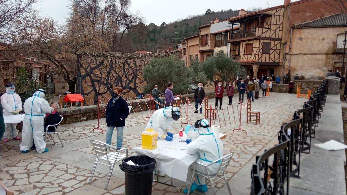 Los vecinos de Villanueva del Conde esperan su turno para realizar el test rápido de antígenos.