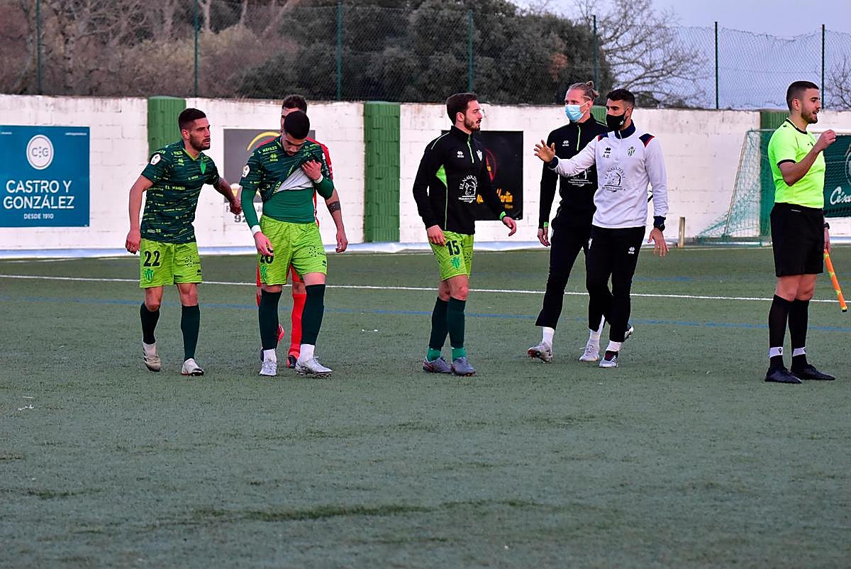 Los jugadores del CD Guijuelo abatidos tras caer ante el Zamora.