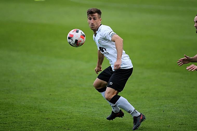 Fer Llorente trata de controlar un balón en un choque en el estadio Helmántico.