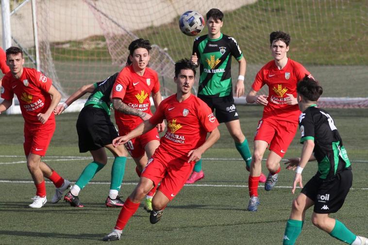 Aarón, del Santa Marta, en busca del balón.