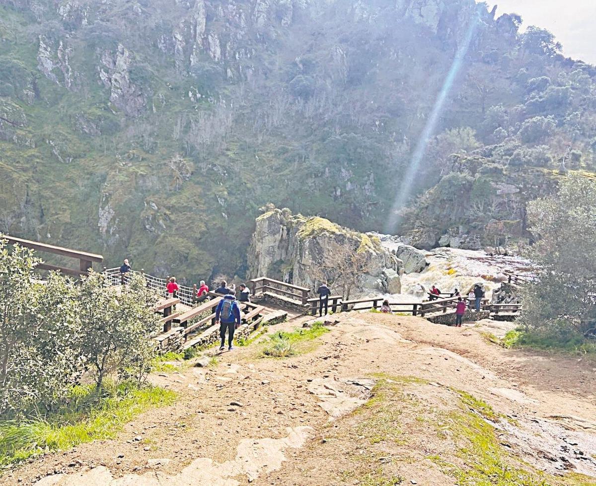 Un grupo de excursionistas en el tramo final de la ruta del Pozo de los Humos.