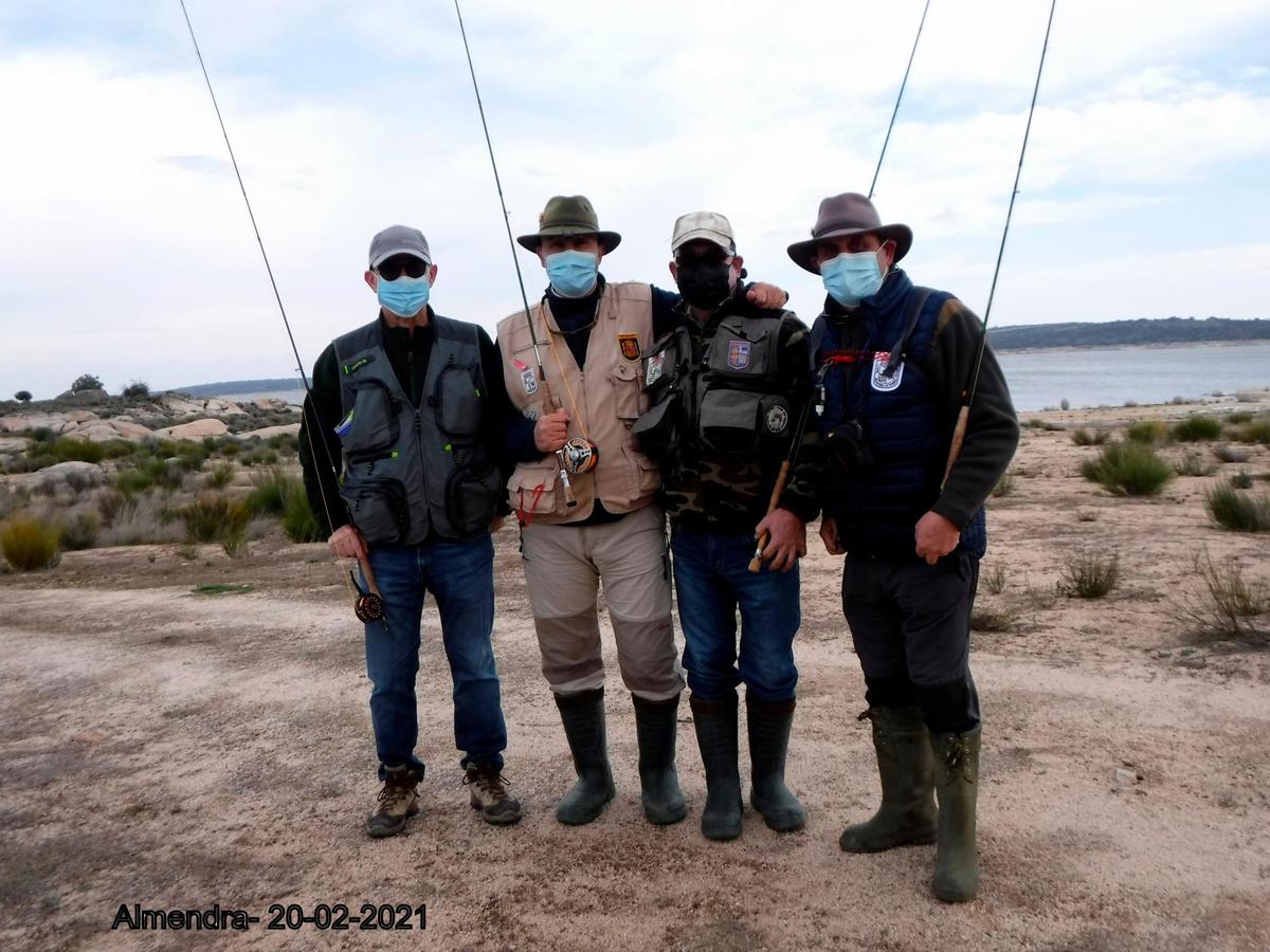 Pesca de barbos en el embalse de Almendra.