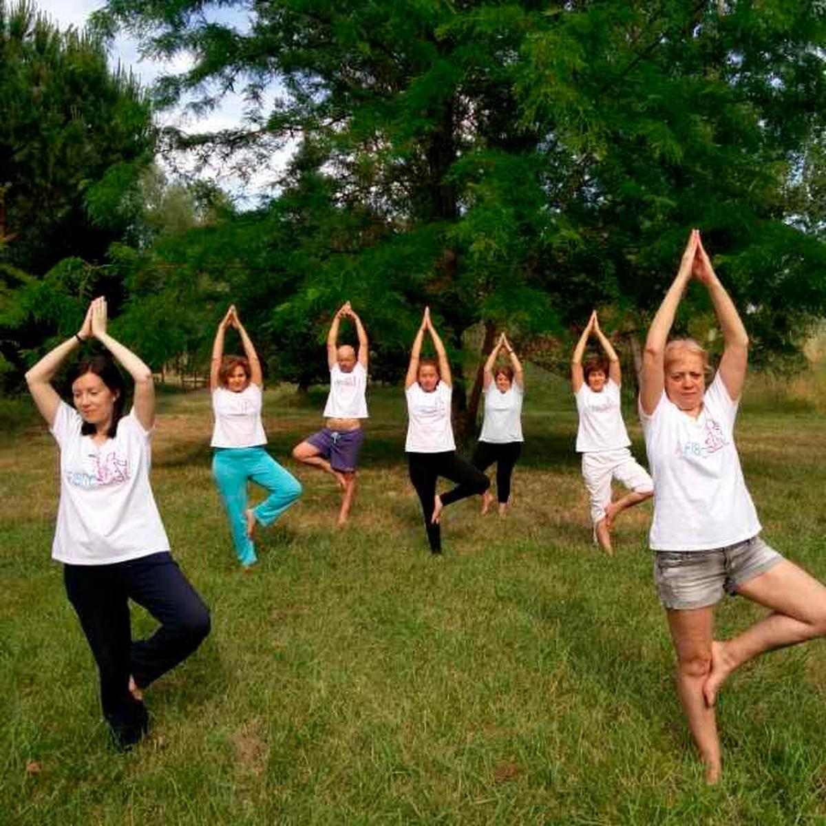 Una de las sesiones de yoga en Afibrosal, antes de la pandemia, que ayuda a paliar el dolor a los enfermos.