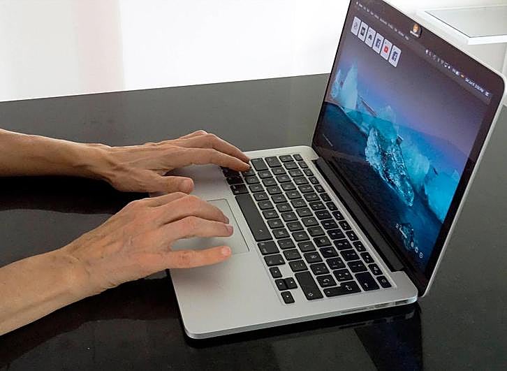 Una persona consultando información en su ordenador.